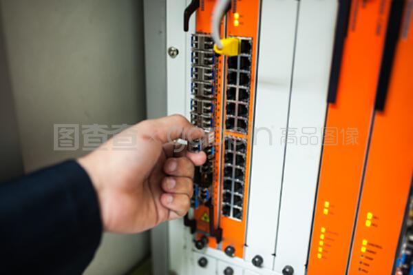 在数据中心房间安装网络开关