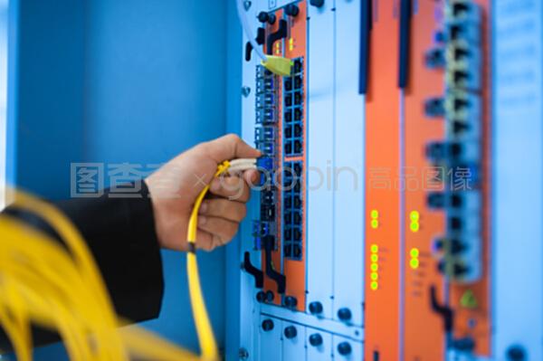 在数据中心房间安装网络开关